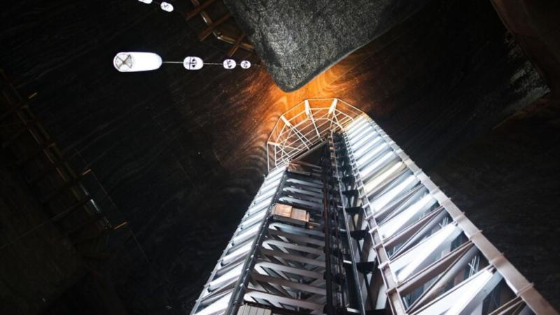 Iluminação para espaço confinado: como garantir segurança e eficiência